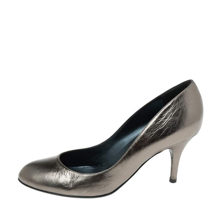 مملوكة مسبقًا Sergio Rossi Metallic Grey Patent Leather Round-Toe Pumps Size 37.5