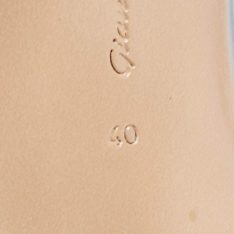 Pre Owned Gianvito Rossi Silver Leather Pointed Toe Pumps Size 40