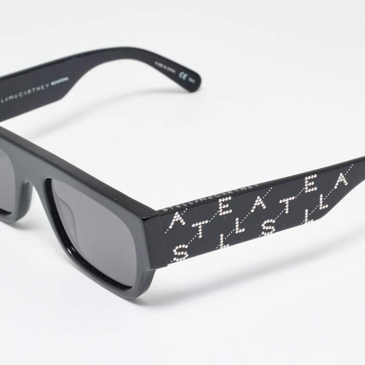 مملوكة مسبقًا نظارة شمسية مستطيلة ستيلا مكارتني SC0210S إطار أسود بشعار كريستالات