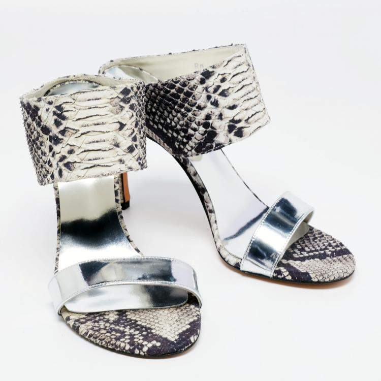 Pre Owned Stuart Weitzman Monochrome Python Embossed And Metallic Silver Leather Open Toe Sandals Size 37.5 