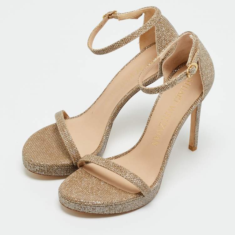 مملوكة مسبقًا Stuart Weitzman Nudist Size 39.5 Gold Metallic Lurex Fabric Ankle Strap Sandals