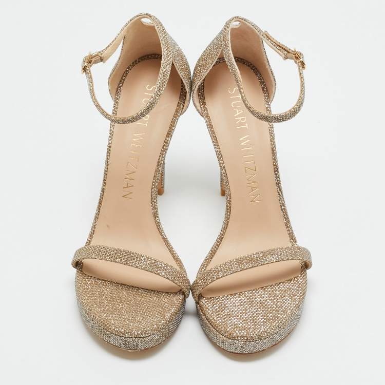 مملوكة مسبقًا Stuart Weitzman Nudist Size 39.5 Gold Metallic Lurex Fabric Ankle Strap Sandals