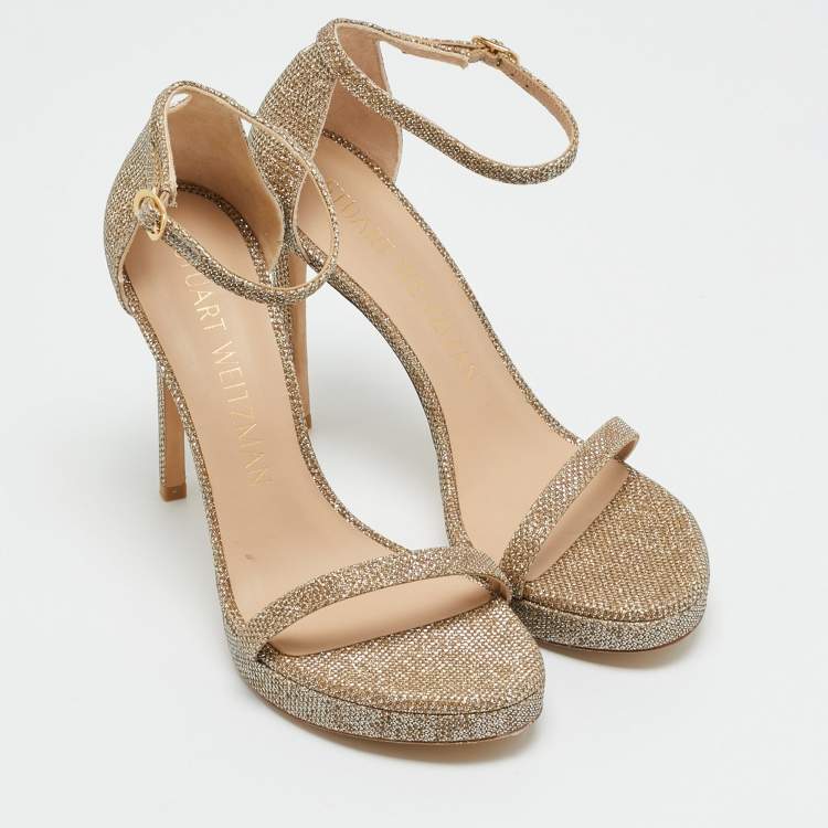 مملوكة مسبقًا Stuart Weitzman Nudist Size 39.5 Gold Metallic Lurex Fabric Ankle Strap Sandals