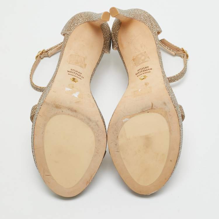 مملوكة مسبقًا Stuart Weitzman Nudist Size 39.5 Gold Metallic Lurex Fabric Ankle Strap Sandals