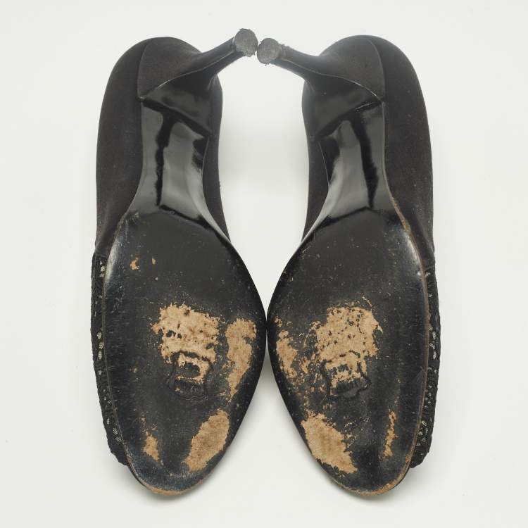 Pre Owned Stuart Weitzman Chantelle Size 38.5 Black Lace and Satin Peep Toe Pumps