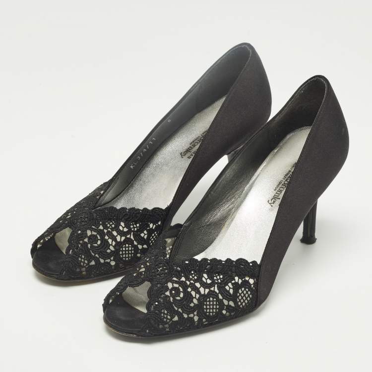 Pre Owned Stuart Weitzman Chantelle Size 38.5 Black Lace and Satin Peep Toe Pumps