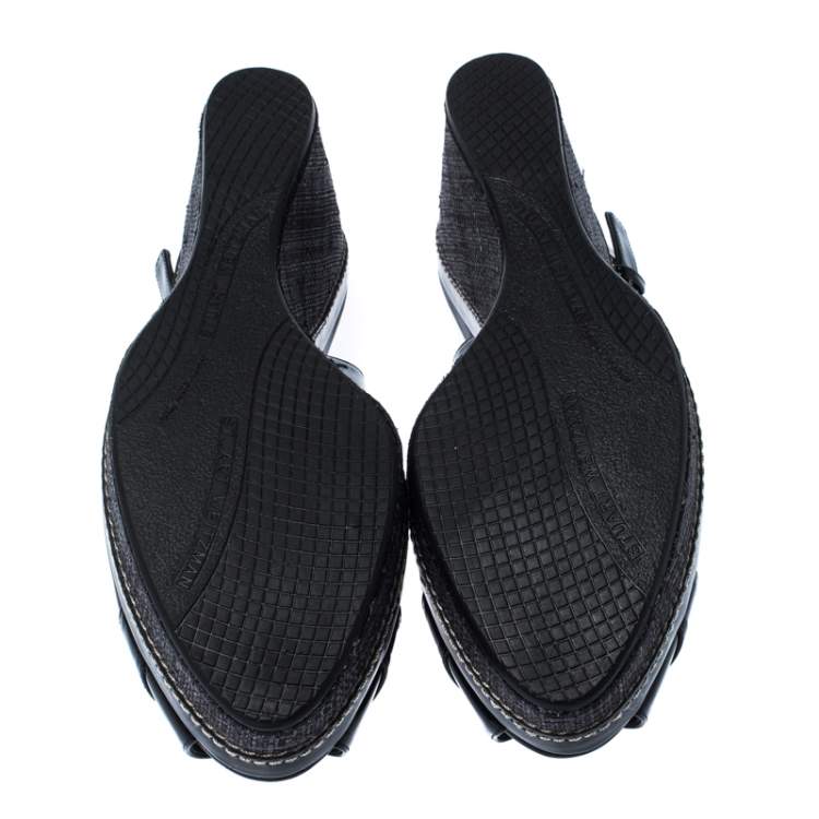 Pre Owned Stuart Weitzman Black Patent Leather and Raffia Peep Toe Wedge Sandals Size 40.5