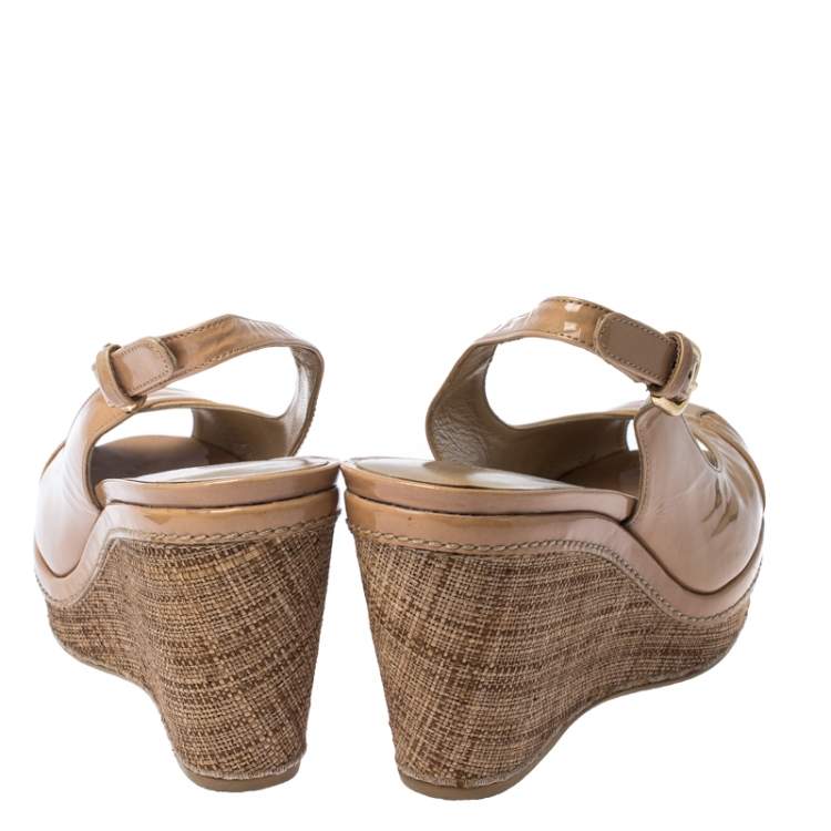 Pre Owned Stuart Weitzman Beige Patent Leather Peep Toe Wedge Sandals Size 40.5