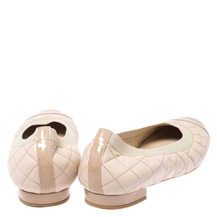 Pre Owned Stuart Weitzman Beige Quilted Leather And Patent Cap Toe Scrunch Ballet Flat Size 38.5