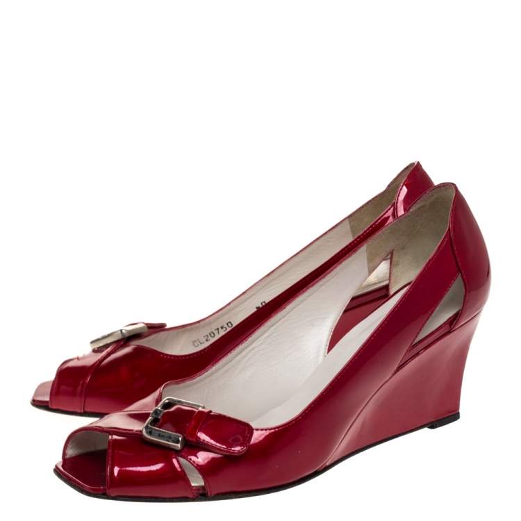 Pre Owned Stuart Weitzman Red Patent Leather Buckle Detail Open Toe Wedge Pumps Size 40