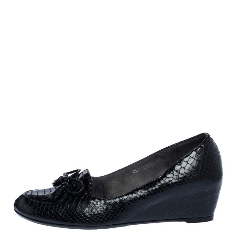 Pre Owned Stuart Weitzman Black Python Embossed Leather Wedge Bow Detail Loafer Pumps Size 38