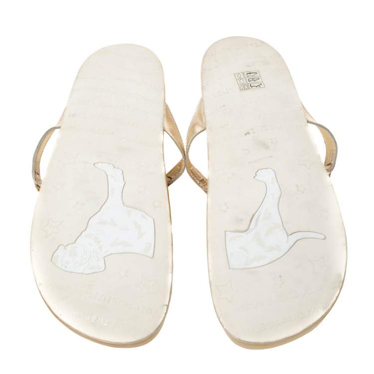 Pre Owned Stuart Weitzman Puppy Luv Gold Leather And PVC Crystal Embellished Thong Flat Sandals Size 41