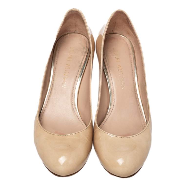 مملوكة مسبقًا Stuart Weitzman Beige Patent Leather Moody Round Toe Pumps Size 39.5