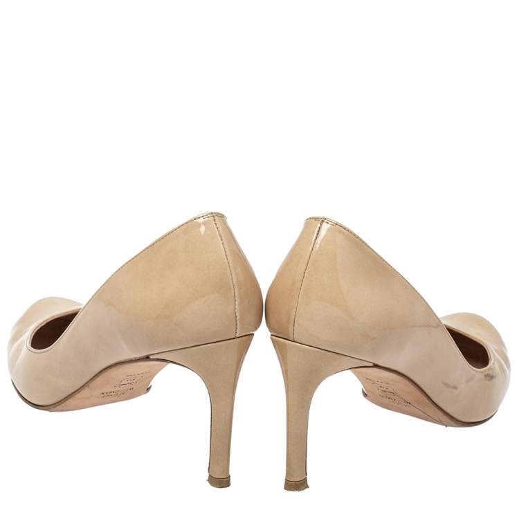 مملوكة مسبقًا Stuart Weitzman Beige Patent Leather Moody Round Toe Pumps Size 39.5