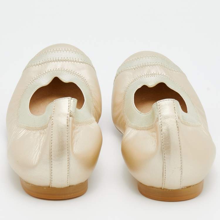 Pre Owned Stuart Weitzman Metallic Beige Leather and Elastic Trim Giveable Ballet Flats Size 39
