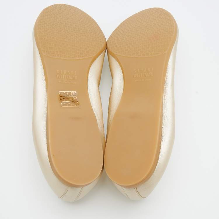Pre Owned Stuart Weitzman Metallic Beige Leather and Elastic Trim Giveable Ballet Flats Size 39