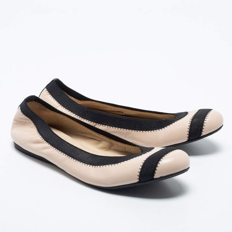 Pre Owned Stuart Weitzman Beige/Black Leather Scrunch Ballet Flats Size 38