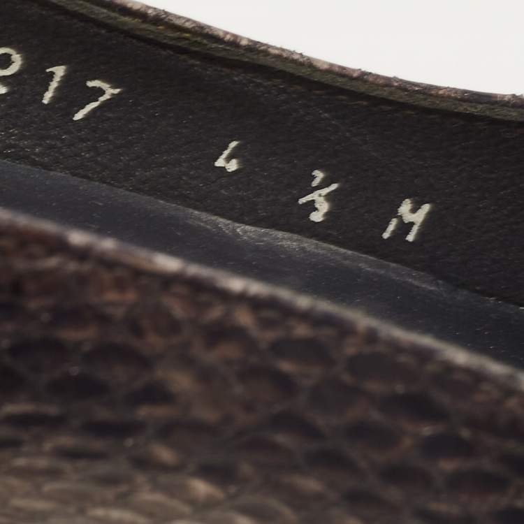 مملوكة مسبقًا Stuart Weitzman Metallic Two Tone Embossed Snakeskin Pumps Size 34.5