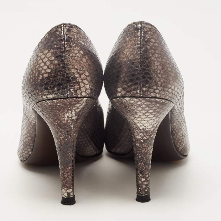 مملوكة مسبقًا Stuart Weitzman Metallic Two Tone Embossed Snakeskin Pumps Size 34.5