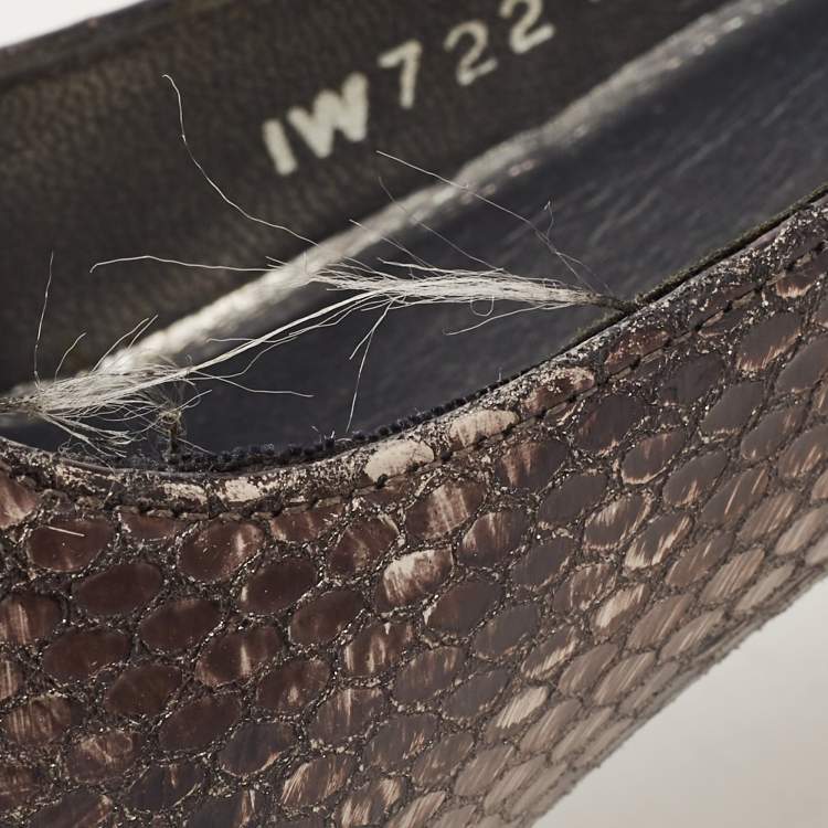 مملوكة مسبقًا Stuart Weitzman Metallic Two Tone Embossed Snakeskin Pumps Size 34.5