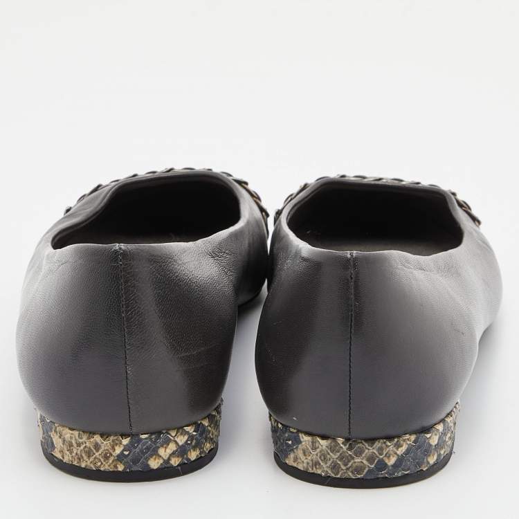 Pre Owned Stuart Weitzman Grey/Beige Leather and Snakeskin Embossed Leather Chain Detail Ballet Flats Size 38.5