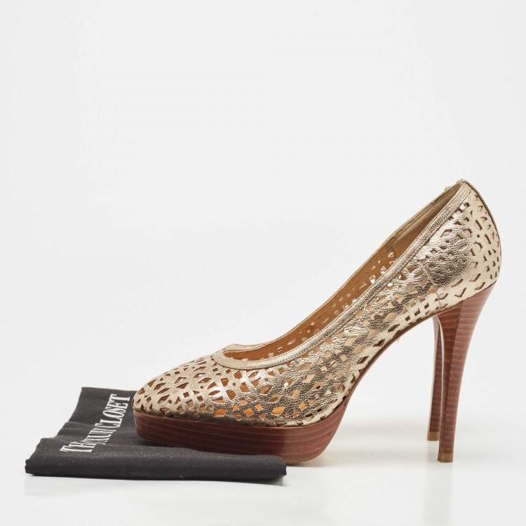 مملوكة مسبقًا Stuart Weitzman Metallic Gold Leather Nudotcomer Lazer Cut Cork Pumps Size 40