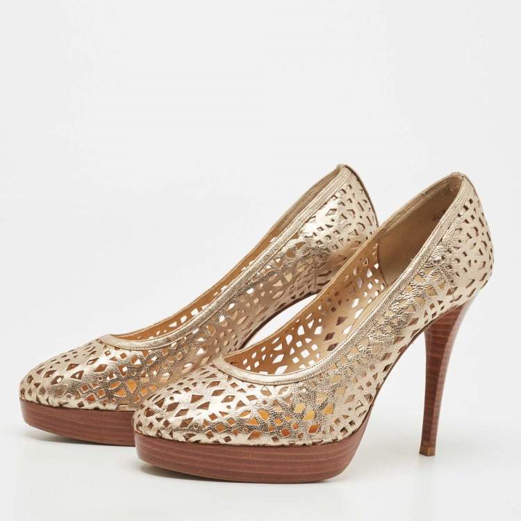 مملوكة مسبقًا Stuart Weitzman Metallic Gold Leather Nudotcomer Lazer Cut Cork Pumps Size 40