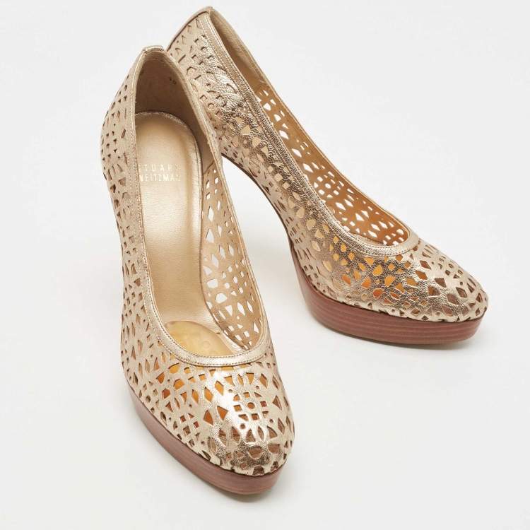 مملوكة مسبقًا Stuart Weitzman Metallic Gold Leather Nudotcomer Lazer Cut Cork Pumps Size 40