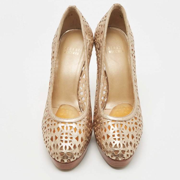 مملوكة مسبقًا Stuart Weitzman Metallic Gold Leather Nudotcomer Lazer Cut Cork Pumps Size 40