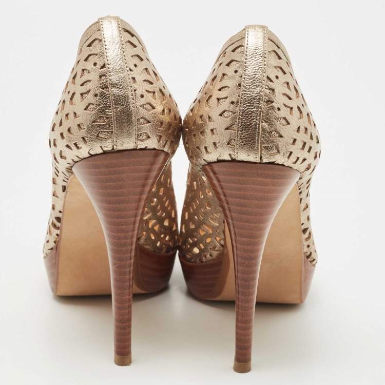 مملوكة مسبقًا Stuart Weitzman Metallic Gold Leather Nudotcomer Lazer Cut Cork Pumps Size 40