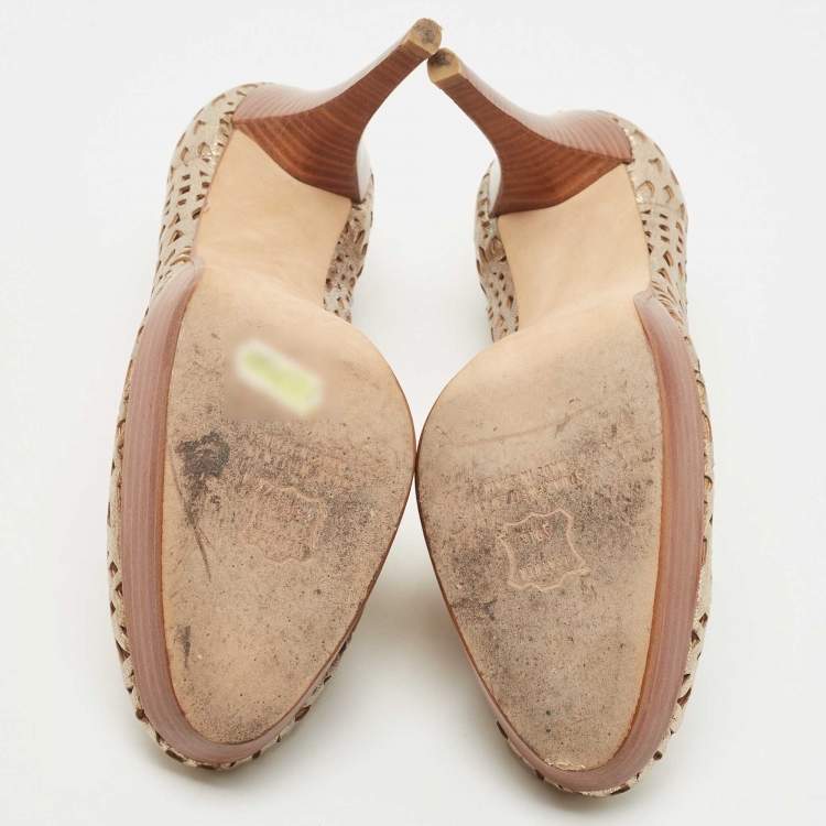مملوكة مسبقًا Stuart Weitzman Metallic Gold Leather Nudotcomer Lazer Cut Cork Pumps Size 40