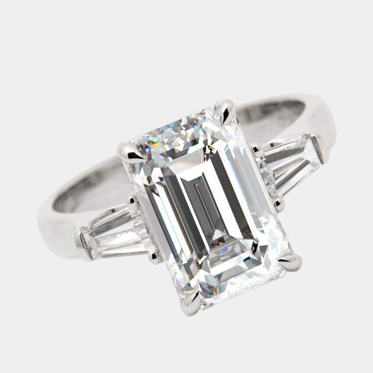 مملوكة مسبقًا 4.60 cts Emerald Cut and Trapezoid Lab Grown Diamond 18k White Gold Ring Size 52