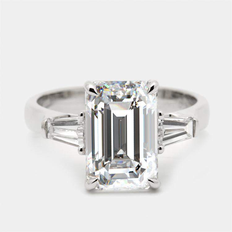مملوكة مسبقًا 4.60 cts Emerald Cut and Trapezoid Lab Grown Diamond 18k White Gold Ring Size 52