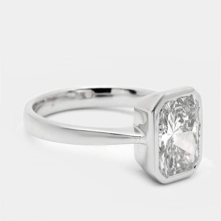 مملوكة مسبقًا 2.80 cts Radiant Cut Lab Grown Diamond 18k White Gold Ring Size 51
