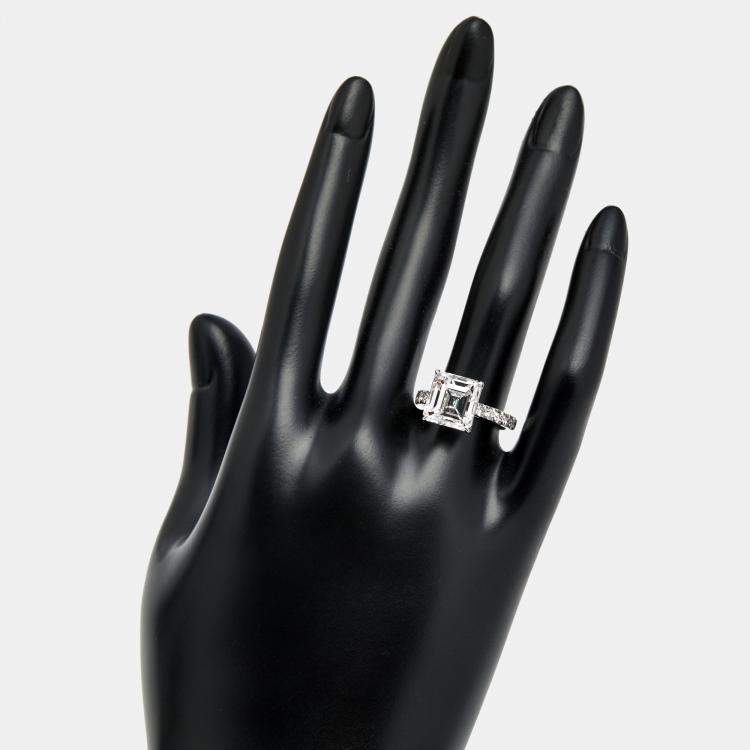 مملوكة مسبقًا 5.50 cts Asscher and Round Lab Grown Diamond 18k White Gold Ring Size 54