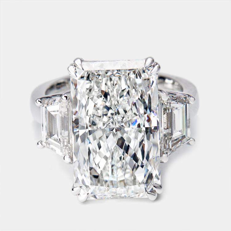 Pre Owned 17.00 cts Radiant Cut and Trapezoid Lab Grown Diamond 18k White Gold Ring Size 51