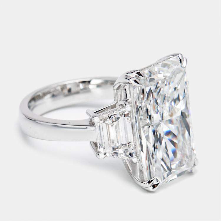 Pre Owned 17.00 cts Radiant Cut and Trapezoid Lab Grown Diamond 18k White Gold Ring Size 51