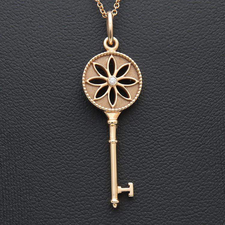 Pre Owned Tiffany & Co. 18K Yellow Gold 0.04 Ct Diamond Daisy Key Pendant Necklace
