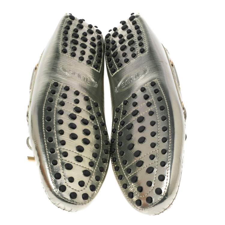 مملوكة مسبقًا Tod's Gold Patent Leather Bow Loafers Size 39