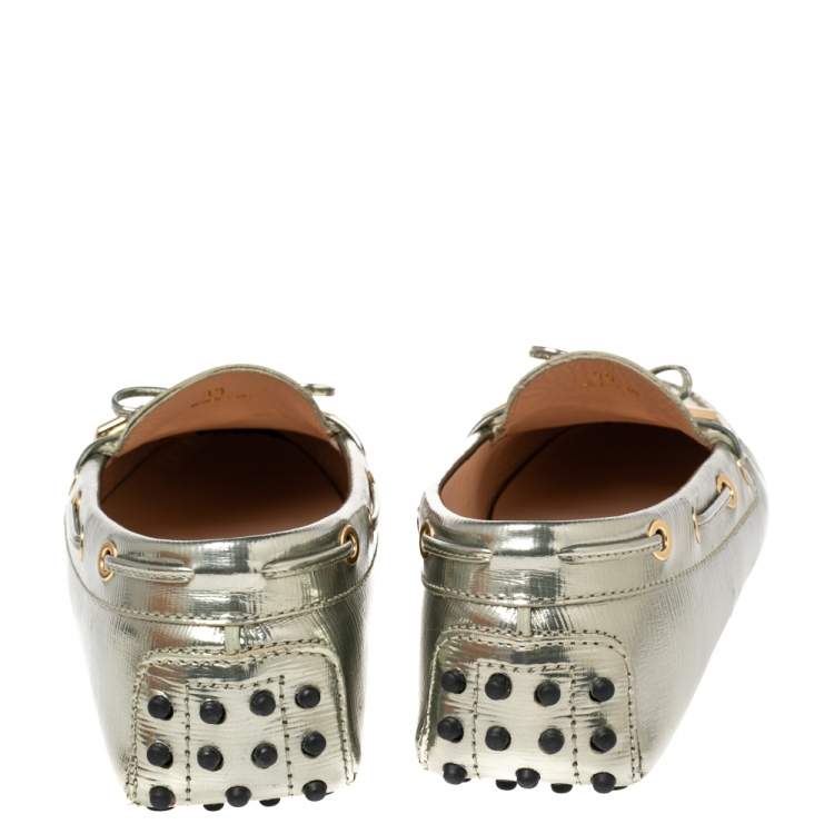 مملوكة مسبقًا Tod's Gold Patent Leather Bow Loafers Size 39