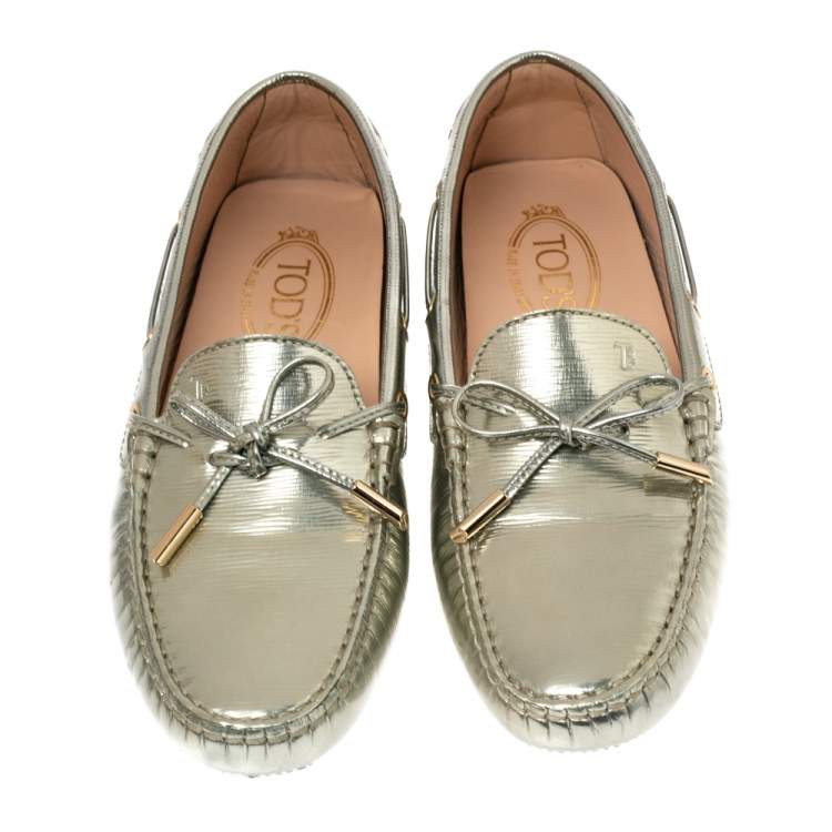 مملوكة مسبقًا Tod's Gold Patent Leather Bow Loafers Size 39