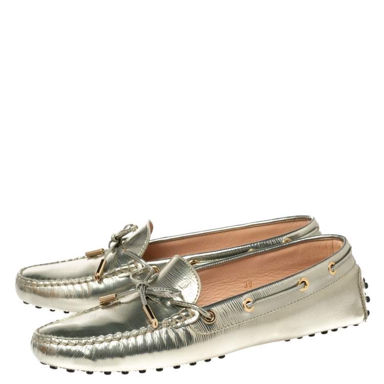 مملوكة مسبقًا Tod's Gold Patent Leather Bow Loafers Size 39
