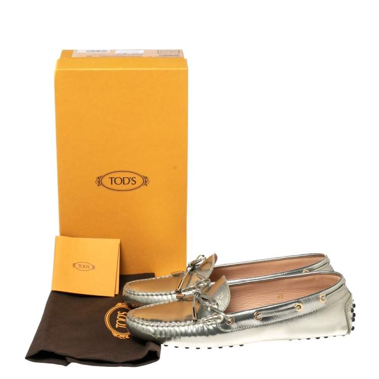 مملوكة مسبقًا Tod's Gold Patent Leather Bow Loafers Size 39