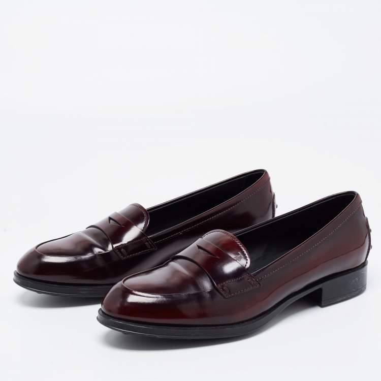 مملوكة مسبقًا Tod's Burgundy Leather Slip on Loafers Size 38