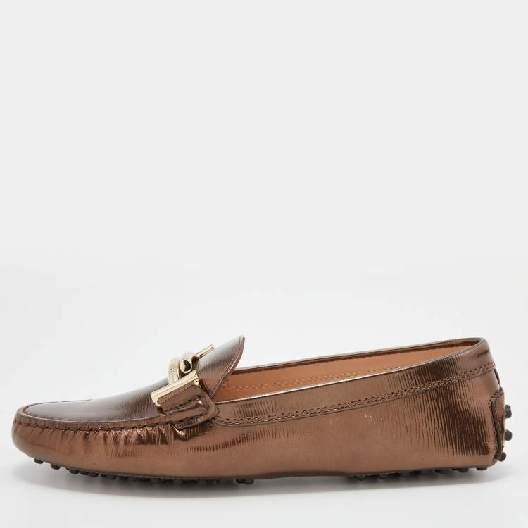 مملوكة مسبقًا Tod's Metallic Brown Patent Leather Gommino Slip On Loafers Size 38.5