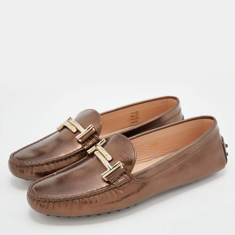 مملوكة مسبقًا Tod's Metallic Brown Patent Leather Gommino Slip On Loafers Size 38.5