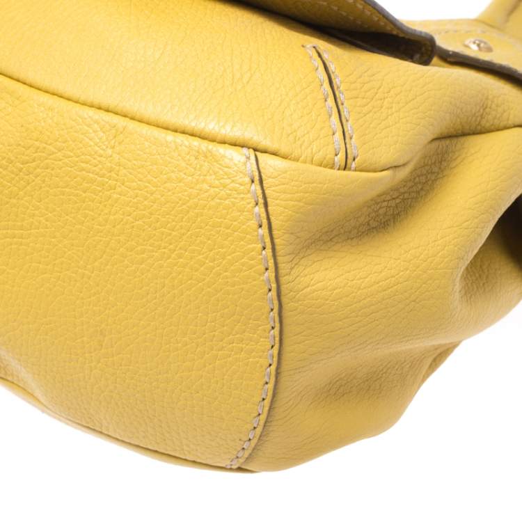 مملوكة مسبقًا Tod's Light Yellow Grained Leather Flap Pocket Hobo