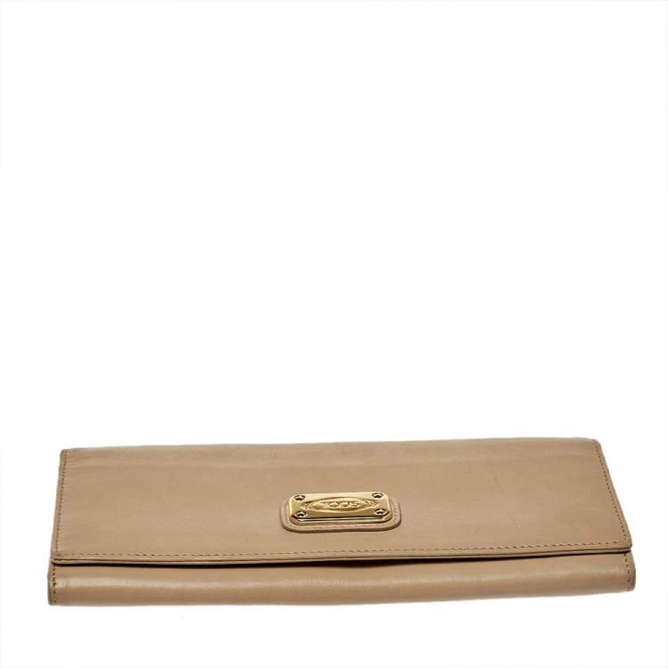 Pre Owned Tod's Beige Leather Plaque Logo Continental Flap Wallet