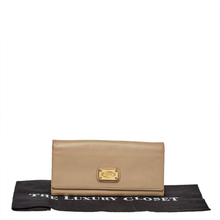 Pre Owned Tod's Beige Leather Plaque Logo Continental Flap Wallet