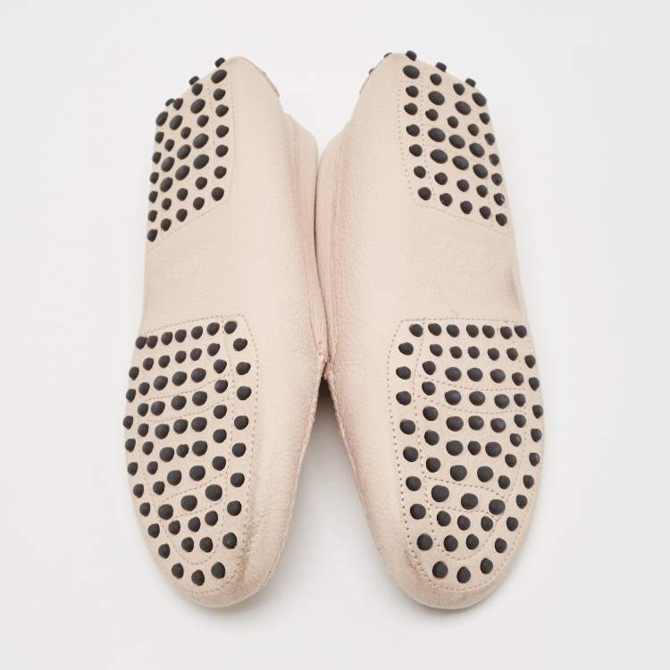 مملوكة مسبقًا Tod's Cream Leather Slip On Loafers  Size 38.5